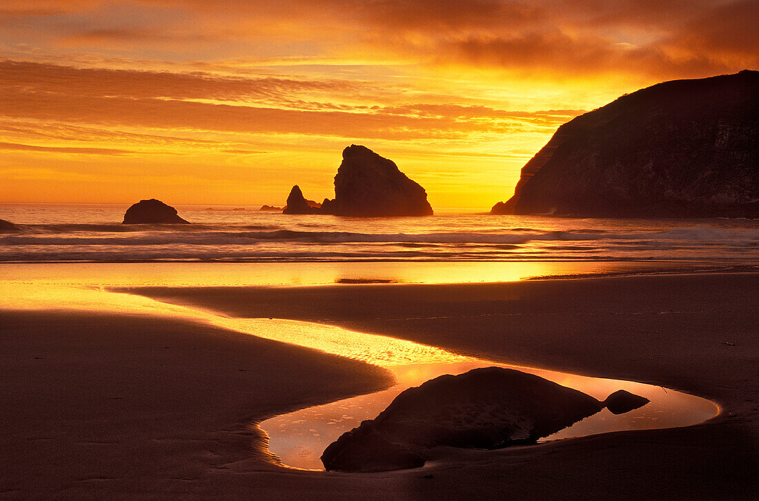 Sonnenuntergang im Harris Beach State Park an der südlichen Küste von Oregon.