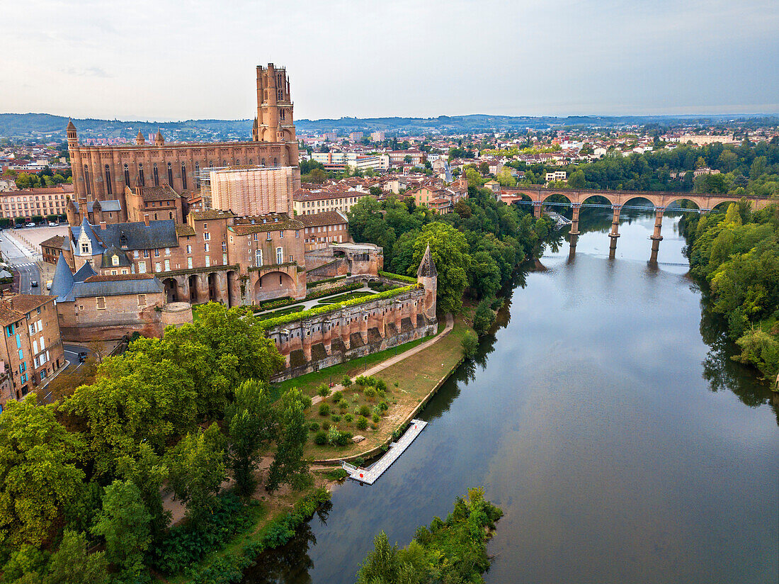 Der Fluss Tarn durchquert die Stadt Albi. Die Brücke Pont Vieux und die Kirche Notre Dame du Breuil im Dorf Tarn, Occitanie Midi Pyrenees Frankreich.