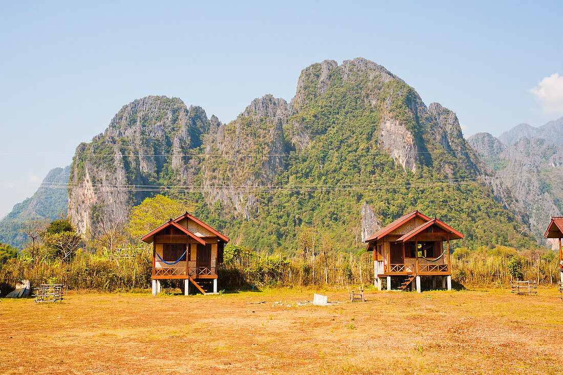 Unterkunft in einer Bambushütte und Berglandschaft in Vang Vieng, Laos