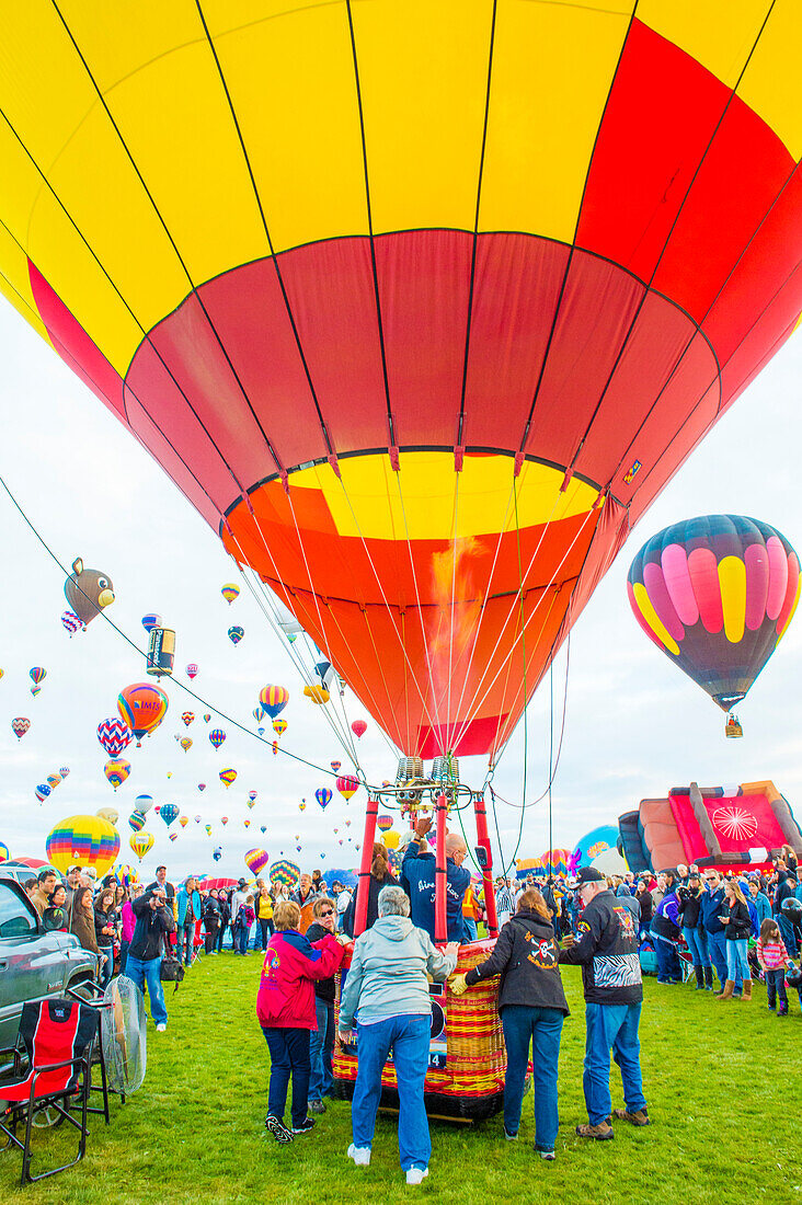 Ballons fliegen über Albuquerque, New Mexico, während der Albuquerque Balloon Fiesta. Es ist die größte Ballonveranstaltung der Welt.