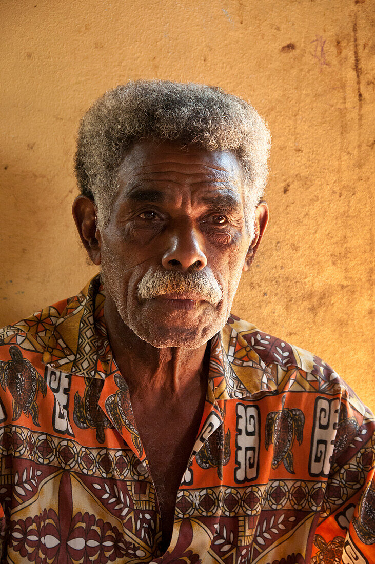 Fidschianischer Mann im Dorf Naveyago am Sigatoka-Fluss, Insel Viti Levu, Fidschi.