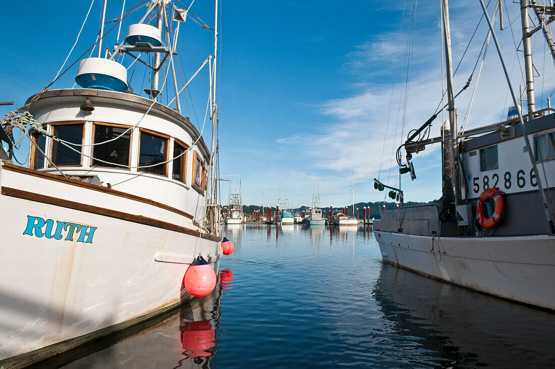 Kommerzielle Fischerboote im Yachthafen am Siuslaw River in der Altstadt von Florence, Küste von Oregon.
