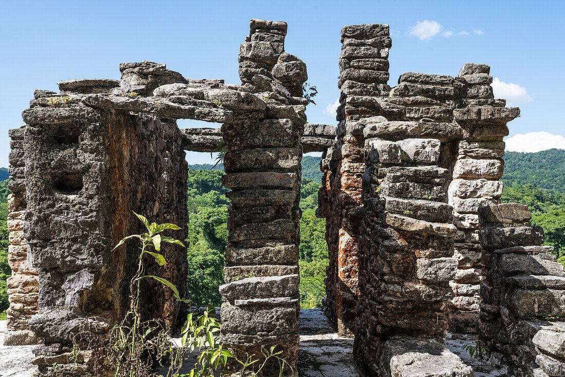Die Überreste eines Dachkamms auf dem Tempel VII in den Ruinen der Maya-Stadt Bonampak in Chiapas, Mexiko.