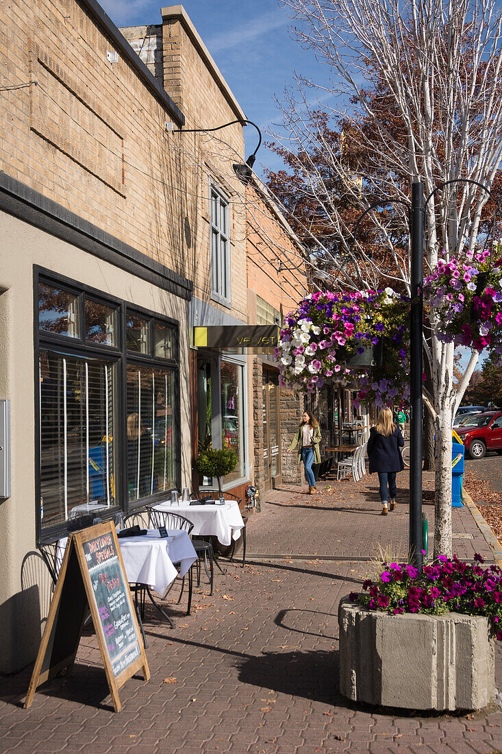 800er Block der Wall Street im Stadtzentrum von Bend, Oregon. El Jimador Restaurant und Velvet Lounge im Vordergrund.