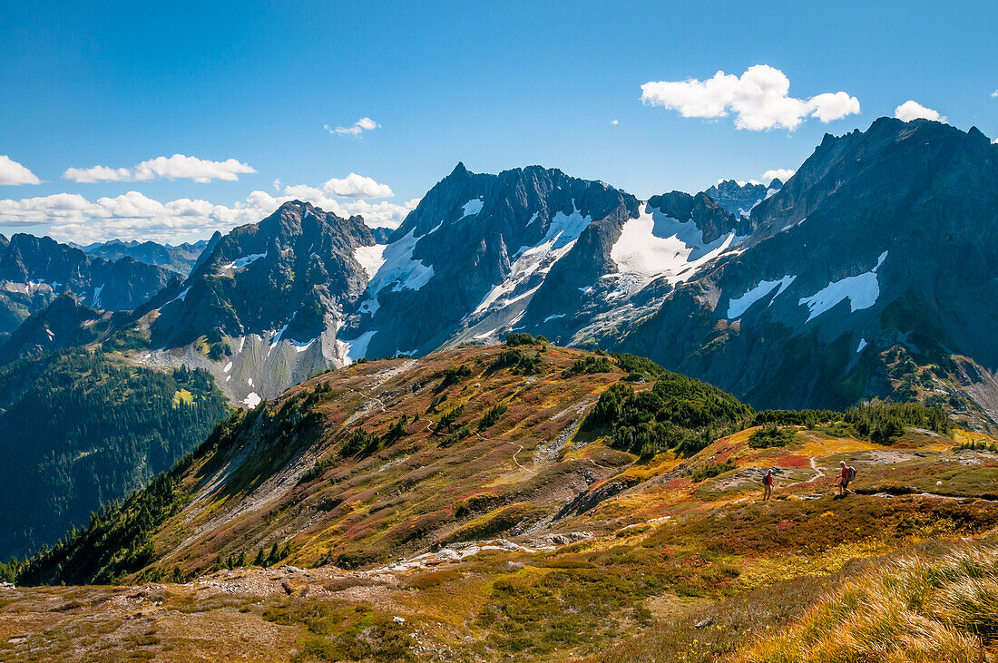 Couple hiking on Sahale Arm Trail, Cascade Pass, North Cascades National Park, Washington.