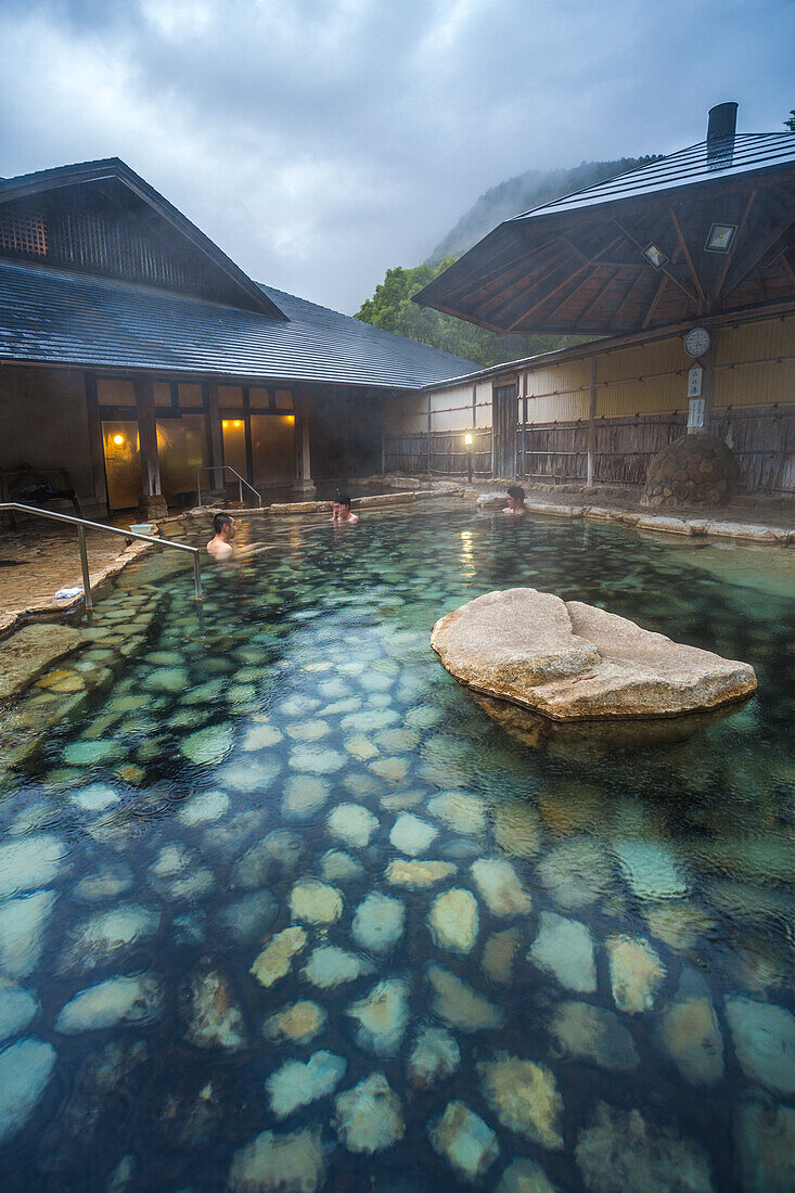 Kumano Kodo Pilgerroute. Rotenburu, Freiluftbad mit heißen Quellen. Hotel Sasayuri. Watarase Onsen. Hongu Stadt. Tanabe Stadt. Präfektur Wakayama. Region Kansai. Insel Honshü . UNESCO-Welterbe. Japan