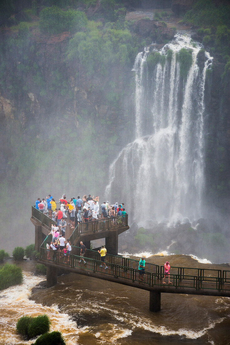 Iguazu-Fälle, Brasilien, seitliche Aussichtsplattform für den Teufelsschlund, Grenze Brasilien-Argentinien-Paraguay