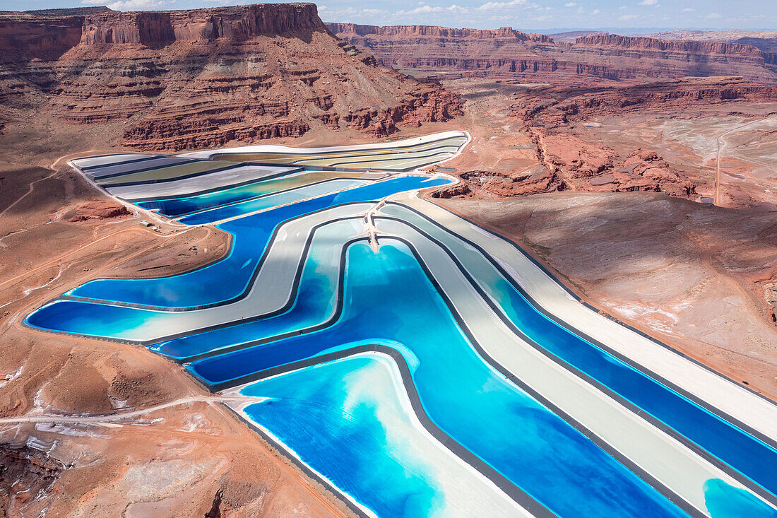 Verdunstungsteiche in einer Kali-Mine, in der Kali im Lösungsbergbau in der Nähe von Moab, Utah, abgebaut wird. Um die Verdunstung zu beschleunigen, wird blauer Farbstoff hinzugefügt.