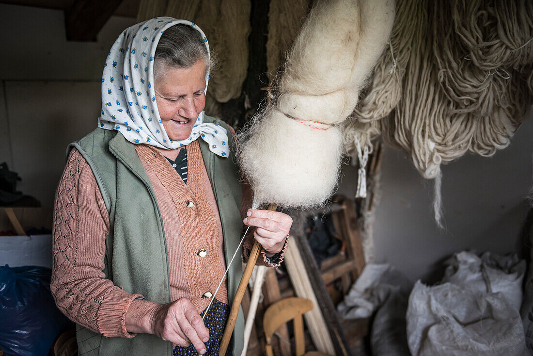 Frau beim Spinnen von Wolle, Sarbi, Maramures, Rumänien