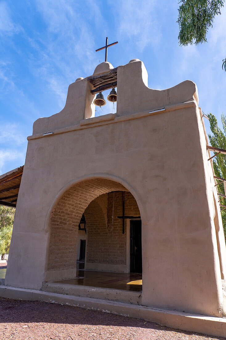 Die Fassade der Capilla de Catalave aus dem 18. Jahrhundert in Calingasta, San Juan, Argentinien.