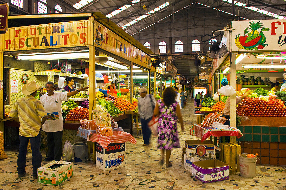 Obst- und Gemüsehändler auf dem Mercado Pino Suarez in der Altstadt von Mazatlan, Mexiko.