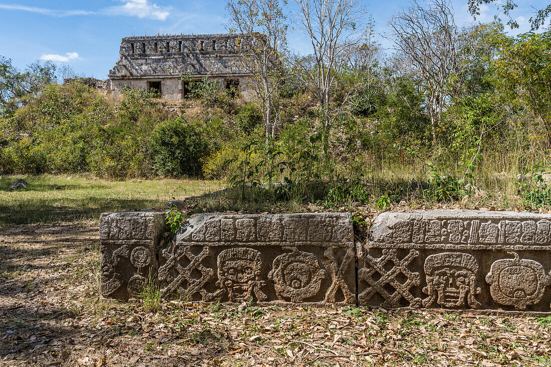 Der Friedhofskomplex in den Ruinen der Maya-Stadt Uxmal in Yucatan, Mexiko. Die prähispanische Stadt Uxmal - ein UNESCO-Weltkulturerbe.