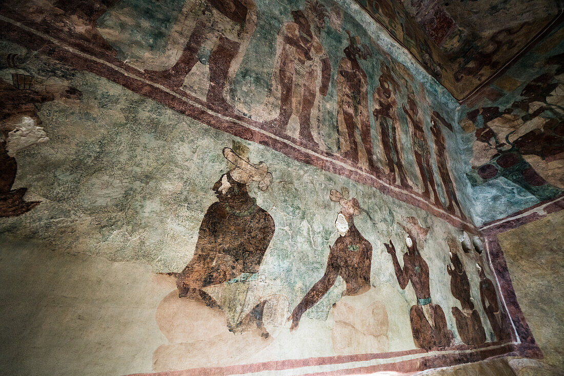 Ein Wandgemälde mit einer Darstellung von Feierlichkeiten und Ritualen in Raum 3 des Tempels der Wandmalereien in den Ruinen der Maya-Stadt Bonampak in Chiapas, Mexiko.