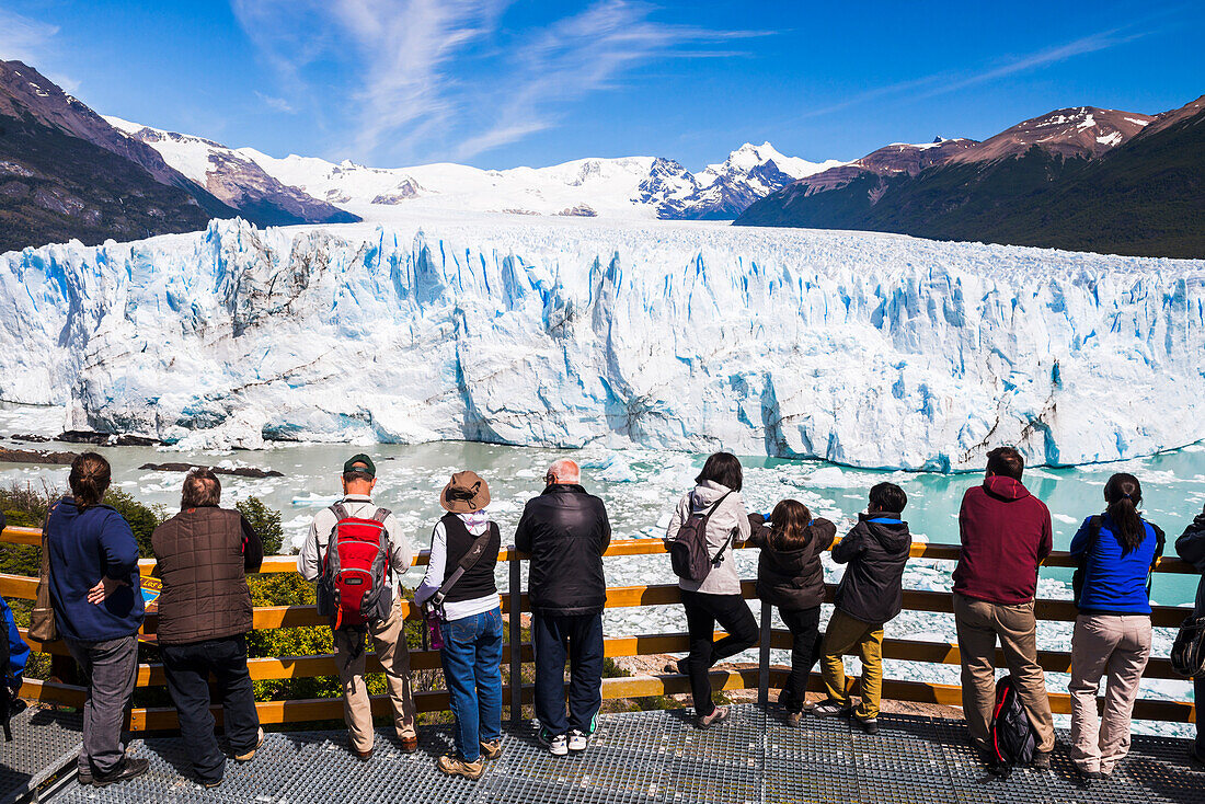 Menschen, die die atemberaubende Natur des Perito-Moreno-Gletschers betrachten, Los Glaciares National Park, in der Nähe von El Calafate, Patagonien, Argentinien