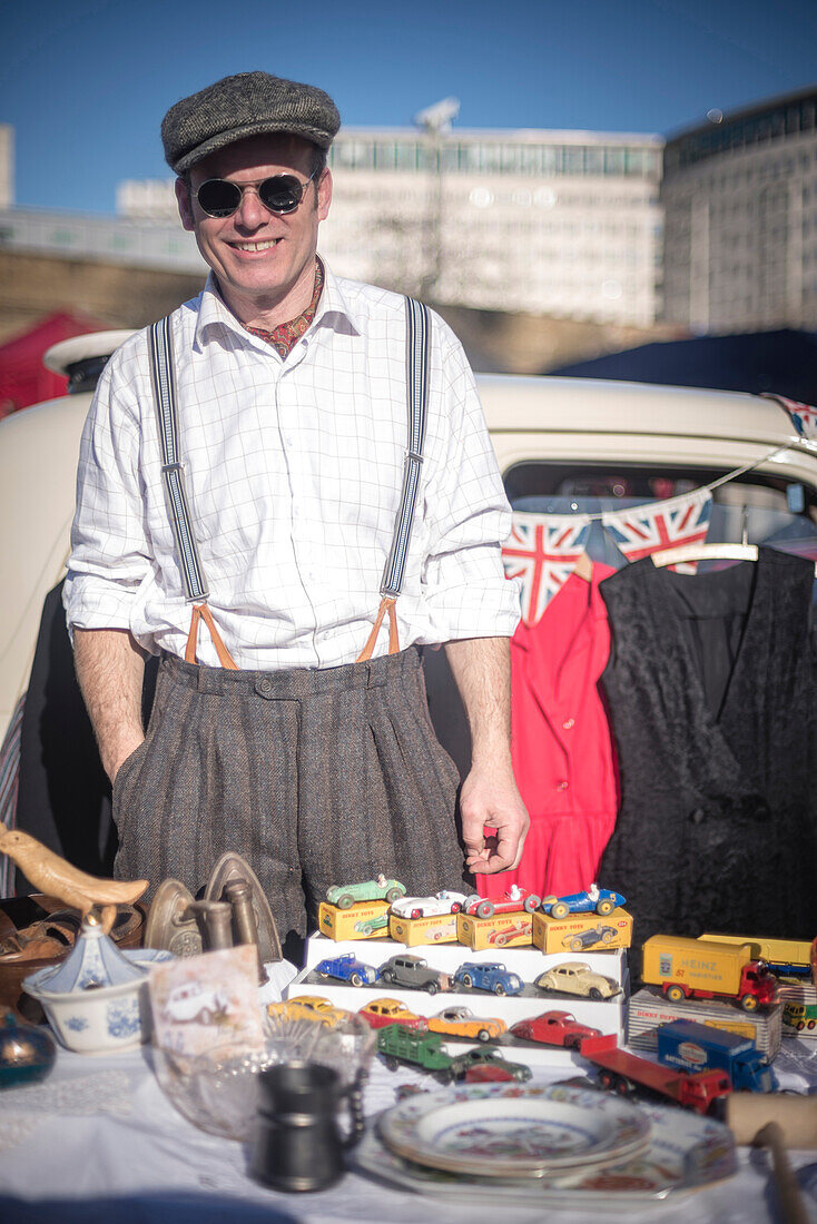 Porträt eines Mannes in Vintage-Mode auf dem Classic Car Boot Sale, South Bank, London, England, Vereinigtes Königreich, Europa