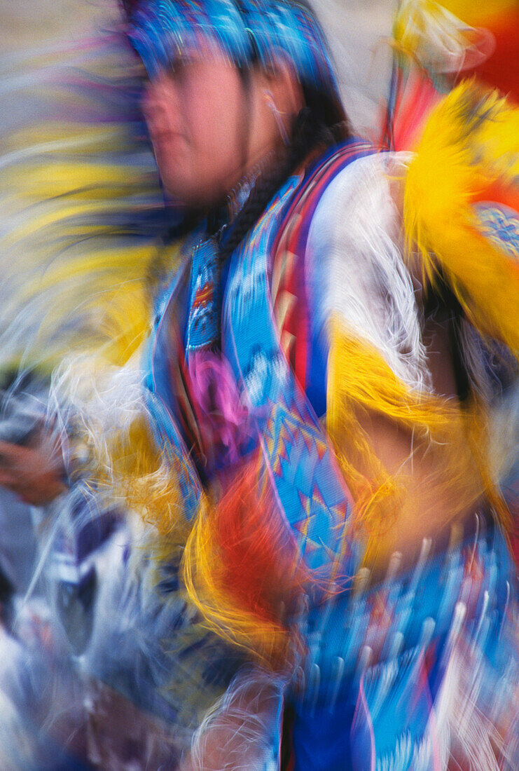 Tänzerin der amerikanischen Ureinwohner im Fancy-Dance-Kostüm beim Pi-Ume-Sha Treaty Days Pow Wow, Warm Springs Indian Reservation, Oregon.