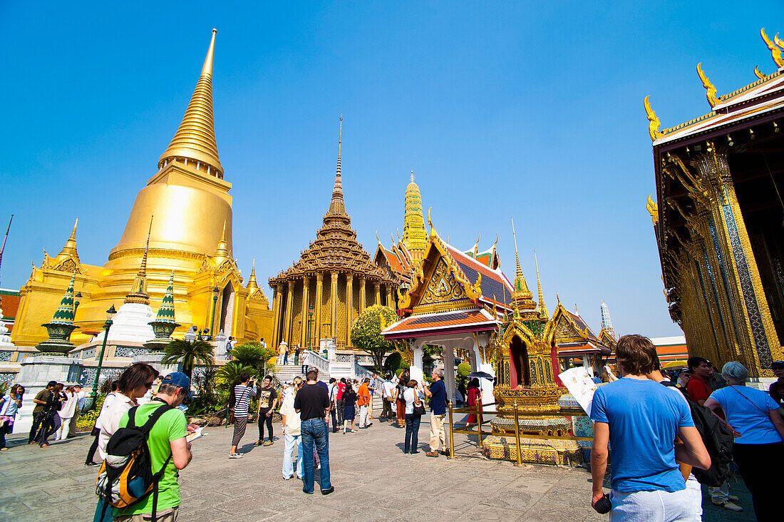 Touristen bei der Besichtigung des Grand Palace-Komplexes, Bangkok, Thailand, Südostasien, Asien