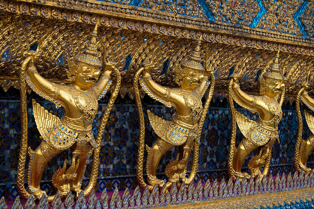 Garuda-Figuren auf dem Ubusot, dem Hauptgebäude des Tempels des Smaragdbuddhas im Großen Palast in Bangkok, Thailand.