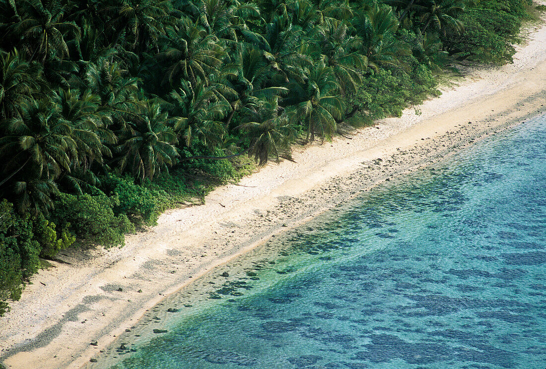 Gognga Beach und Kokosnusspalmen-Dschungel vom Two Lovers Point (Puntan Dos Amantes) aus gesehen, Guam.