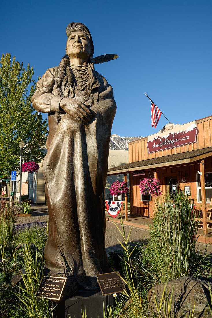 Bronzeskulptur von Chief Joseph von Georgia Brown in der Innenstadt von Joseph, Oregon.