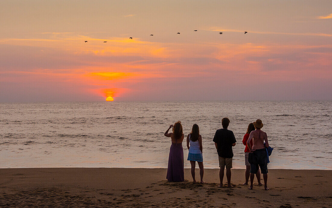 Menschen beobachten den Sonnenuntergang am Strand von San Francisco ("San Pancho"), Nayarit, Mexiko.