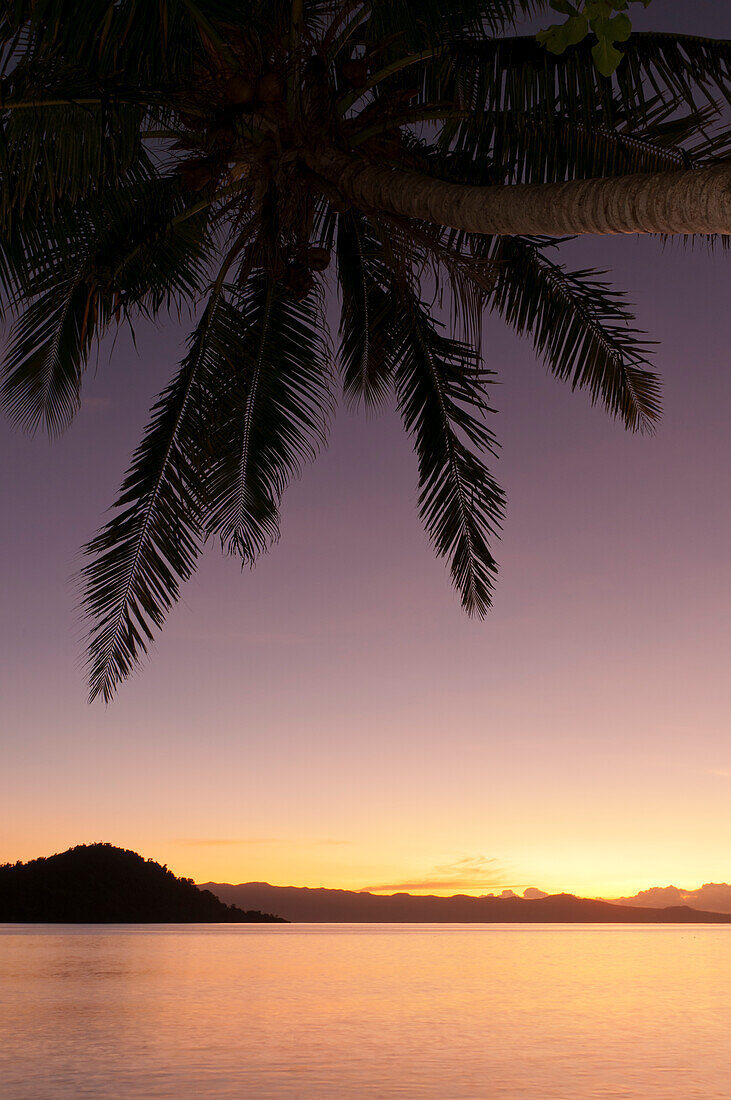 Sonnenuntergang über dem Meer im Matangi Private Island Resort, Fidschi.