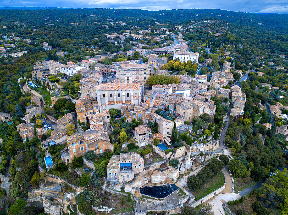 Luftaufnahme über dem Dorf Gordes, Vaucluse, Provence, Frankreich