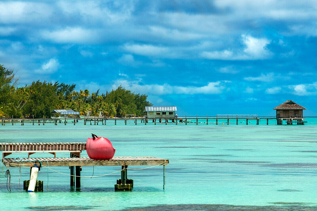 Strand und Steg der Havaiki-Lodge in Fakarava. Havaiki-te-araro, Havai'i oder Farea-Atoll, Tuamotu-Archipel, Französisch-Polynesien, Pazifischer Ozean