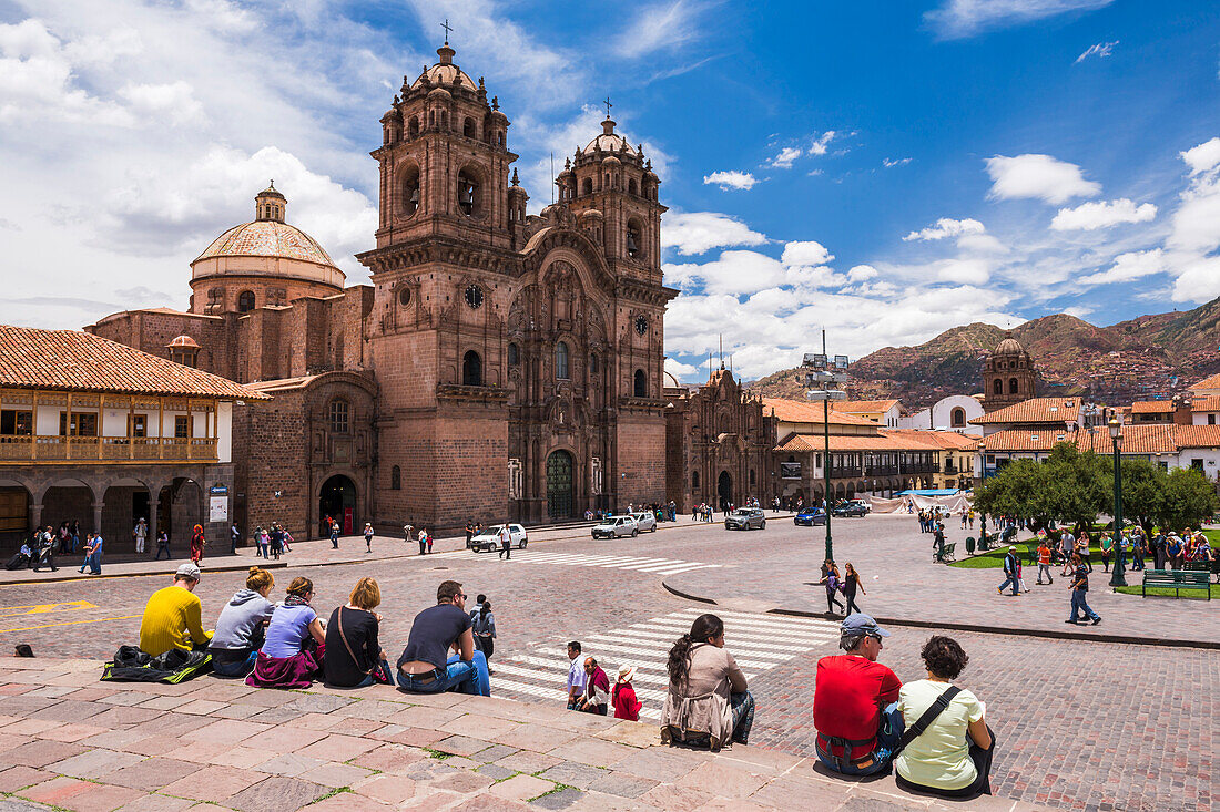 Touristen und die Kirche der Gesellschaft Jesu, Plaza de Armas, Cusco, Peru