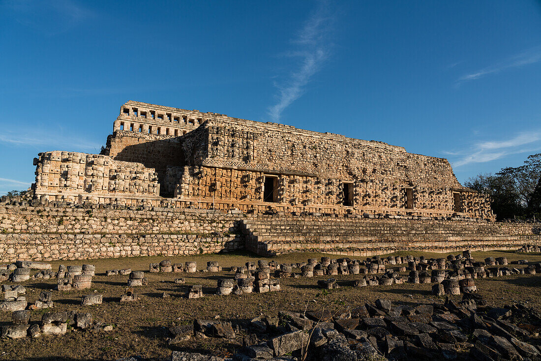 Der Palast der Masken oder Codz Poop, was "die gerollten Matten" bedeutet, in den prähispanischen Maya-Ruinen von Kabah - Teil der prähispanischen Stadt Uxmal, UNESCO-Weltkulturerbe in Yucatan, Mexiko.