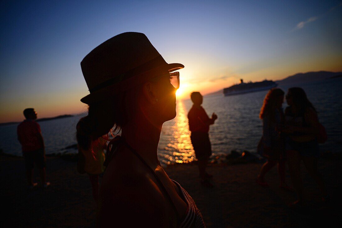 Menschen genießen die Aussicht auf Mykonos-Stadt bei Sonnenuntergang, Griechenland