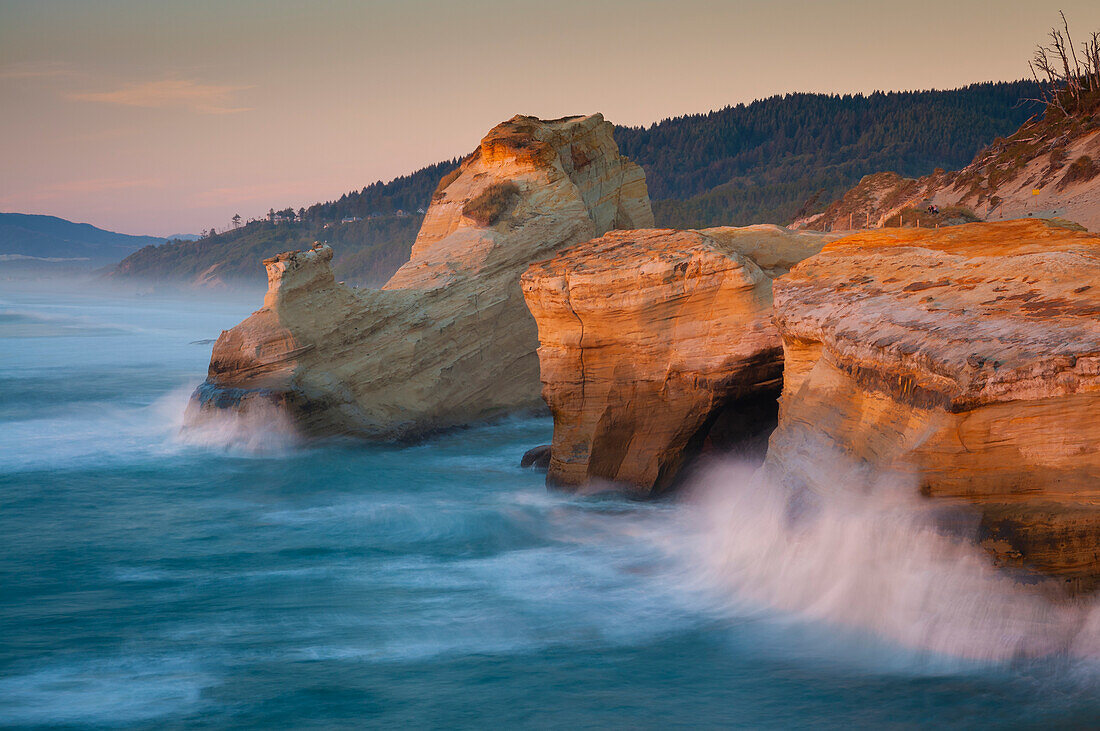 Wellen, die bei Sonnenuntergang an den Klippen zerschellen, Cape Kiwanda, zentrale Küste von Oregon.