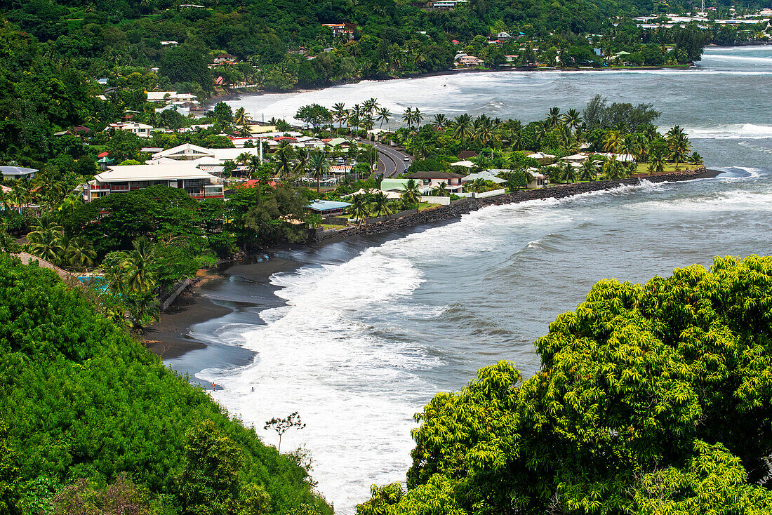 Tahara Belvedere, Tahiti Nui, Gesellschaftsinseln, Französisch-Polynesien, Südpazifik. Blick auf den schwarzen Sandstrand Lafayette vom Point de View du Tahara'a Belvedere, Tahiti
