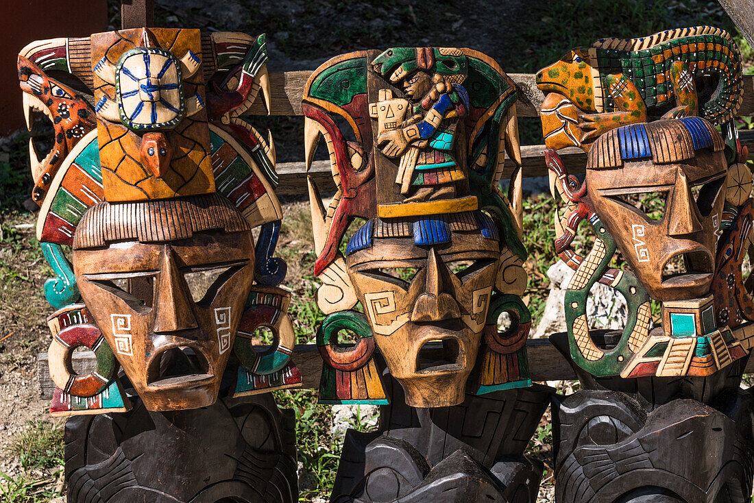 Geschnitzte und bemalte Holzmasken zum Verkauf in der prähispanischen Mayastadt Ek Balam in Yucatan, Mexiko.