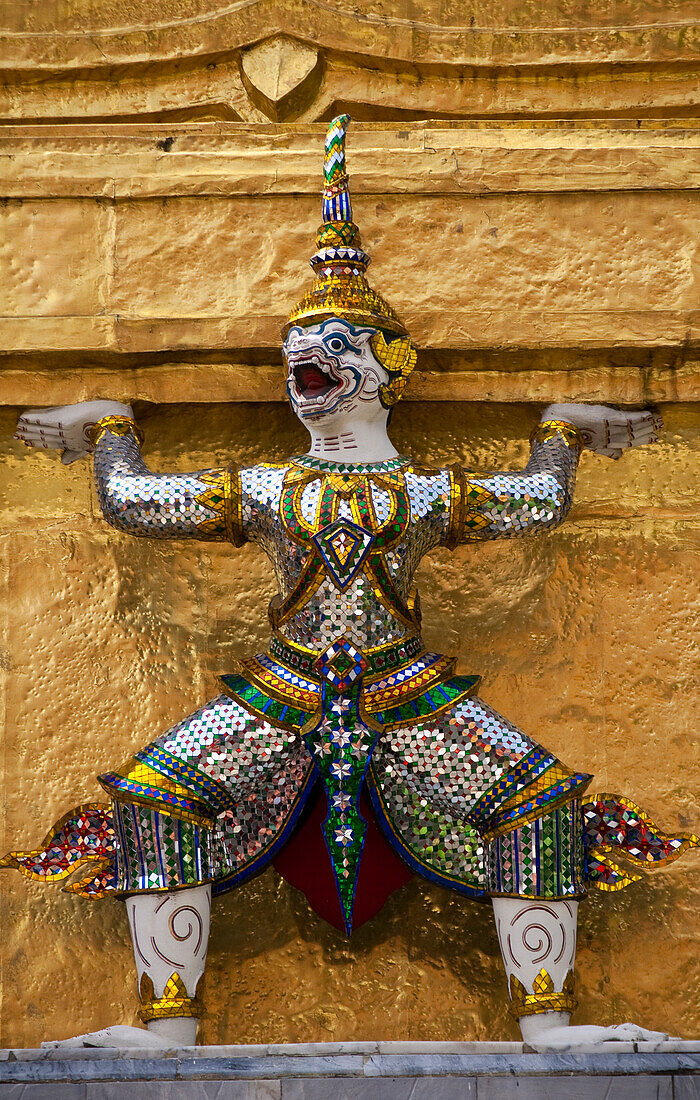 Mythischer Wächterdämon oder Yaksha im Großen Palast; Bangkok, Thailand.
