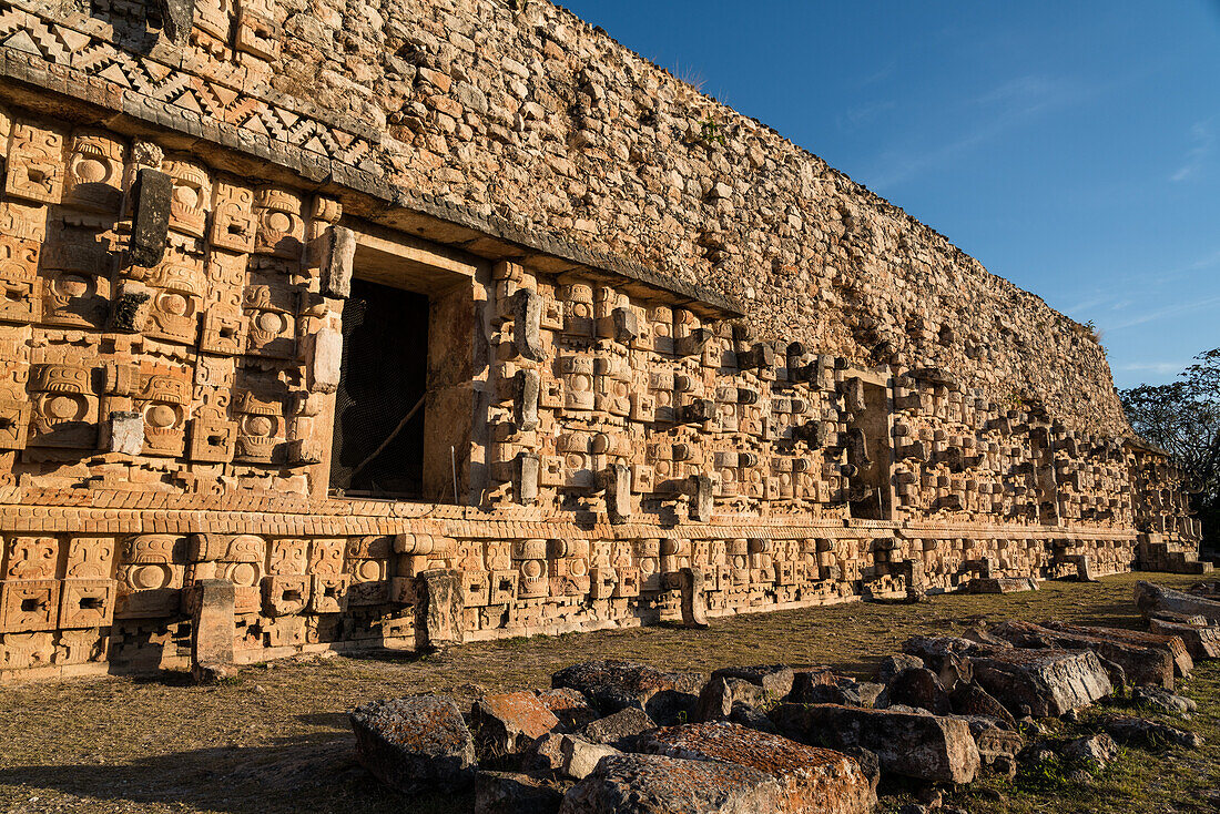 Der Palast der Masken oder Codz Poop, d. h. "die zusammengerollten Matten", in den prähispanischen Maya-Ruinen von Kabah - Teil der prähispanischen Stadt Uxmal, UNESCO-Welterbe in Yucatan, Mexiko.