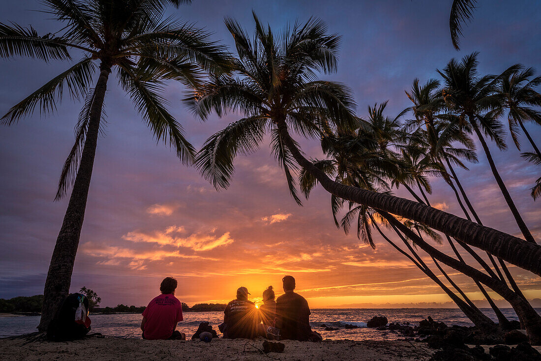 Sonnenuntergang und Kokosnusspalmen am Makalawena Beach, Kekaha Kai State Park, Kona-Kohala Coast, Big Island of Hawaii.