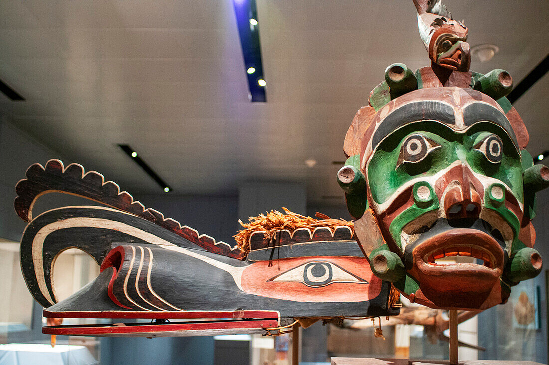Yagim-Maske im Metropolitan Museum of Art, New York, USA. Yagim-Maske, 1920-25 Vancouver Island, British Columbia. Holz, Farbe. George Walkus (kwakwaka'wakw, ca. 1875-1968). Ein heimliches, aggressives Meerestier, bekannt als Yagim, war Teil des dramatischen Tseyka-Aufführungszyklus, der während des dunklen Winters stattfand, wenn sich das Leben an der Nordwestküste größtenteils in die Häuser verlagert.