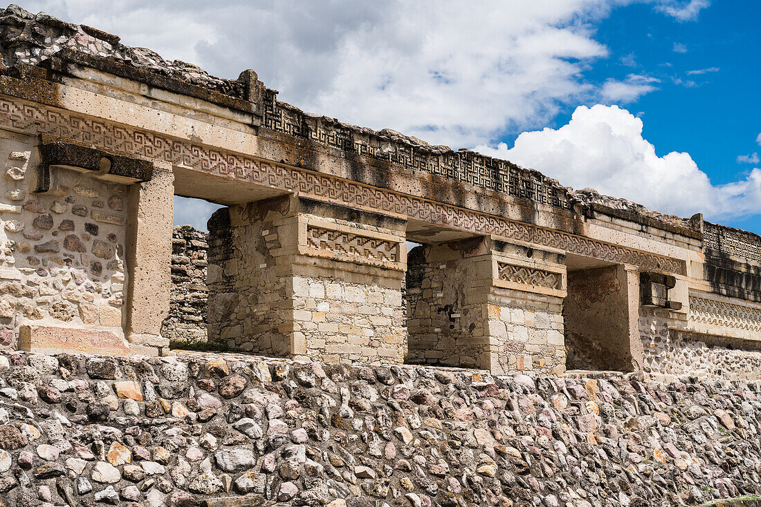Die Ruinen eines Gebäudes 10 im Hof F in der zapotekischen Stadt Mitla in Oaxaca, Mexiko. Eine UNESCO-Welterbestätte.