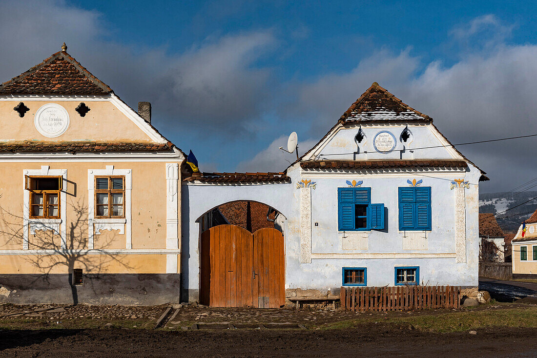 Bunte Häuser in Viscri, UNESCO-Weltkulturerbe, Siebenbürgen, Rumänien