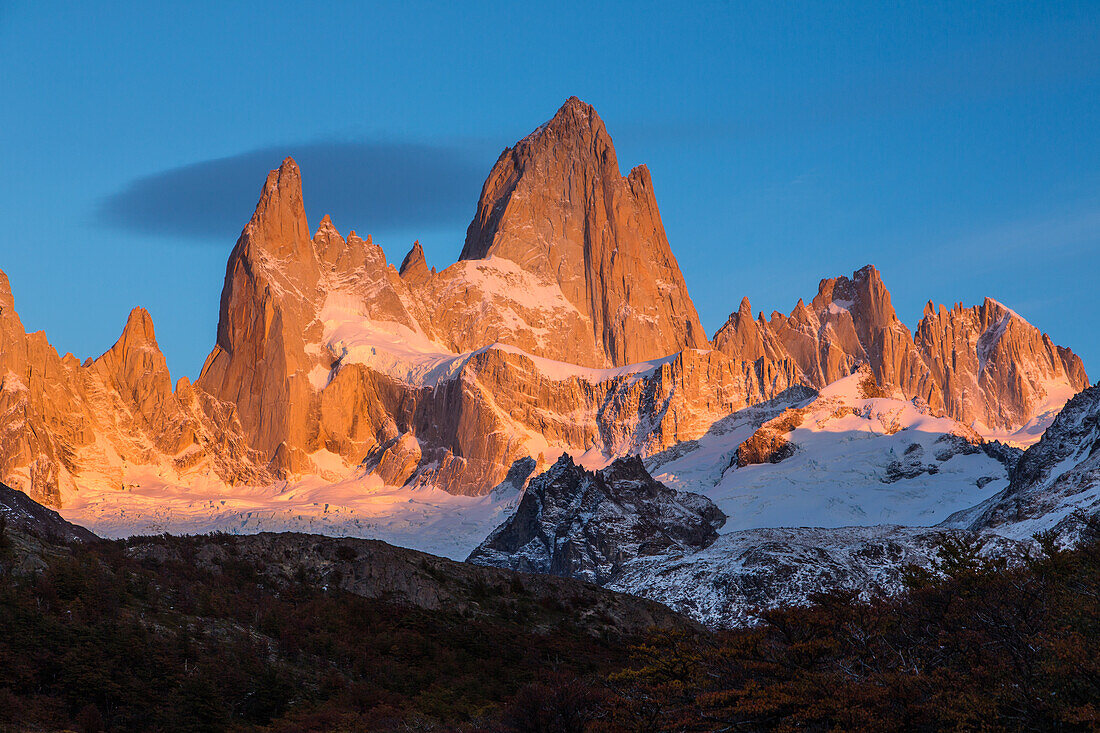 Das Fitz-Roy-Massiv im ersten Licht des Sonnenaufgangs. Nationalpark Los Glaciares bei El Chalten, Argentinien. Ein UNESCO-Weltnaturerbe in der Region Patagonien in Südamerika. Der Berg Fitz Roy ist der höchste Gipfel in der Mitte.