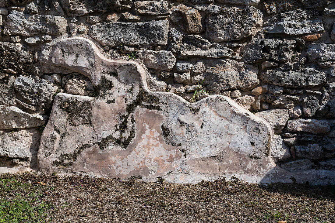 Reste des ursprünglichen Stucks an der Pyramide von Kukulkan oder dem Castillo in den Ruinen der postklassischen Maya-Stadt Mayapan, Yucatan, Mexiko. Ursprünglich war die gesamte Pyramide mit Stuck bedeckt.