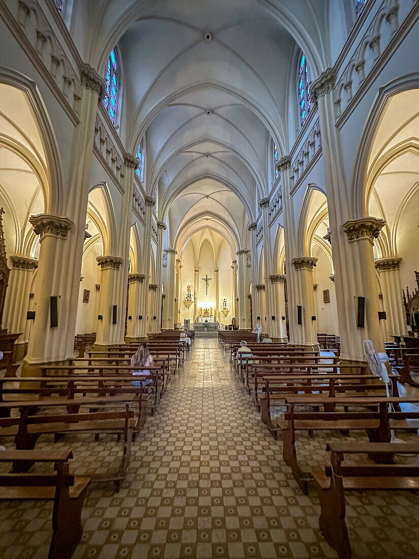 Das Kirchenschiff der Kirche San Vicente Ferrer in Godoy Cruz, Mendoza, Argentinien.