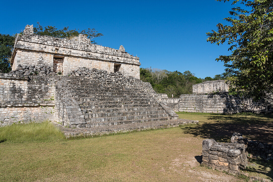 Die Treppe zu einer der teilweise restaurierten Ruinen der Zwillingstempel auf der Spitze von Struktur 17 in den Ruinen der prähispanischen Maya-Stadt Ek Balam in Yucatan, Mexiko.