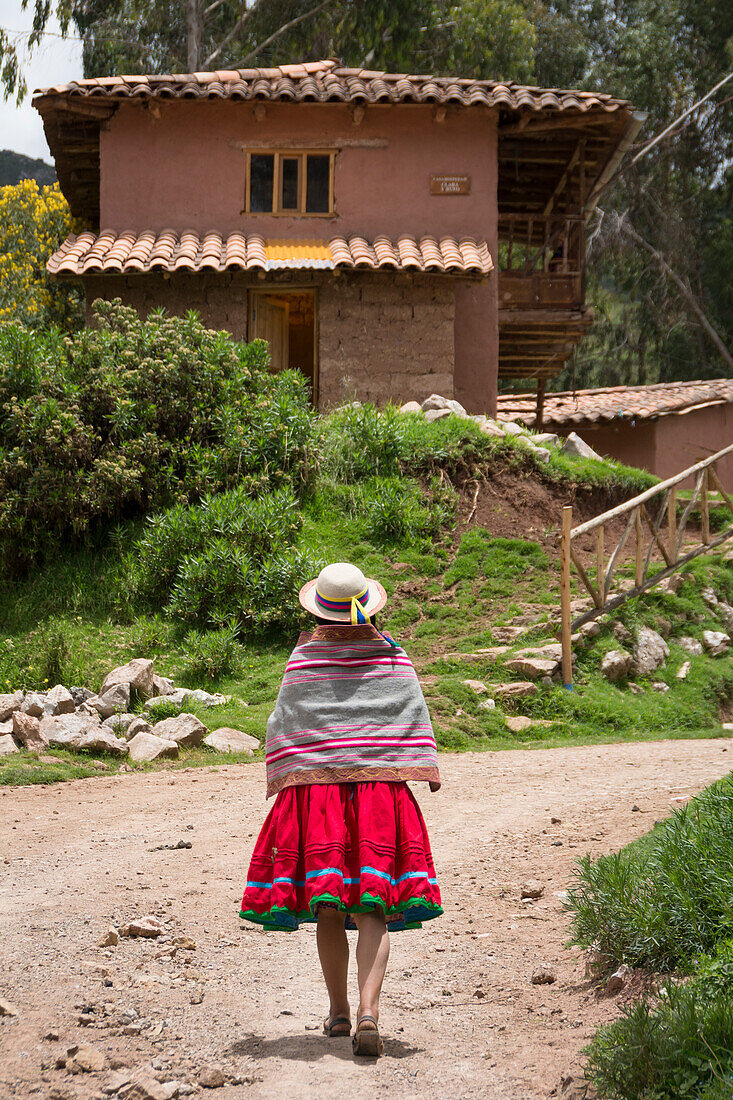 Quechua-Frau in traditioneller Kleidung und mit Hut im Dorf Misminay, Sacred Valley, Peru.