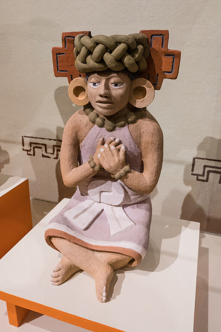 Eine moderne Darstellung der zapotekischen Keramik des Künstlers Lalo Martinez, die die zapotekischen Fruchtbarkeitsgöttinnen darstellt. Standort Museum von Monte Alban.