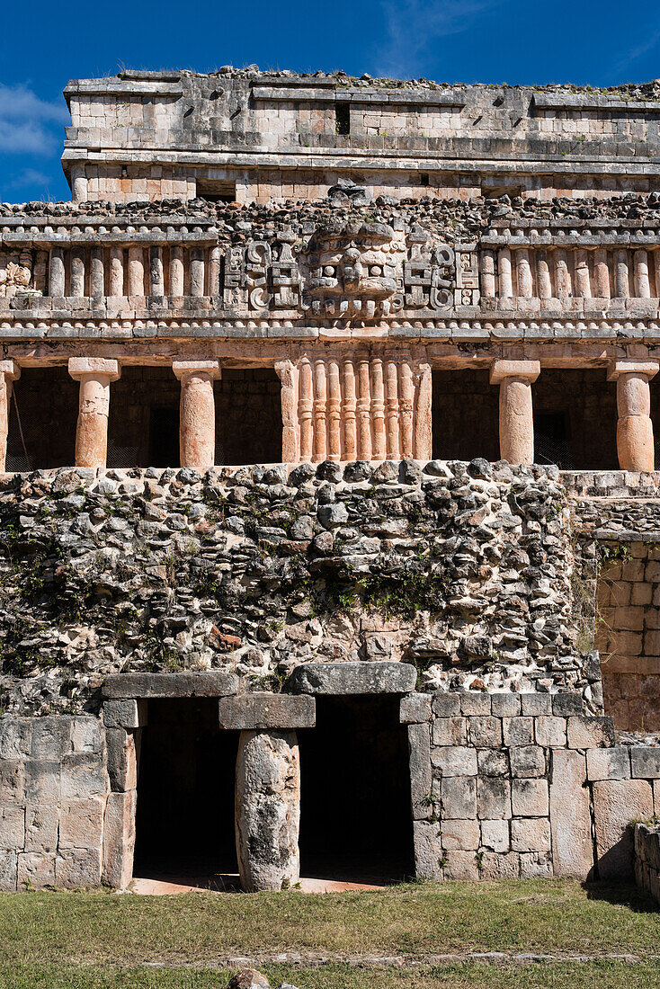Die Ruinen der Maya-Stadt Sayil sind Teil der prähispanischen Stadt Uxmal, die zum UNESCO-Welterbe gehört, in Yucatan, Mexiko.