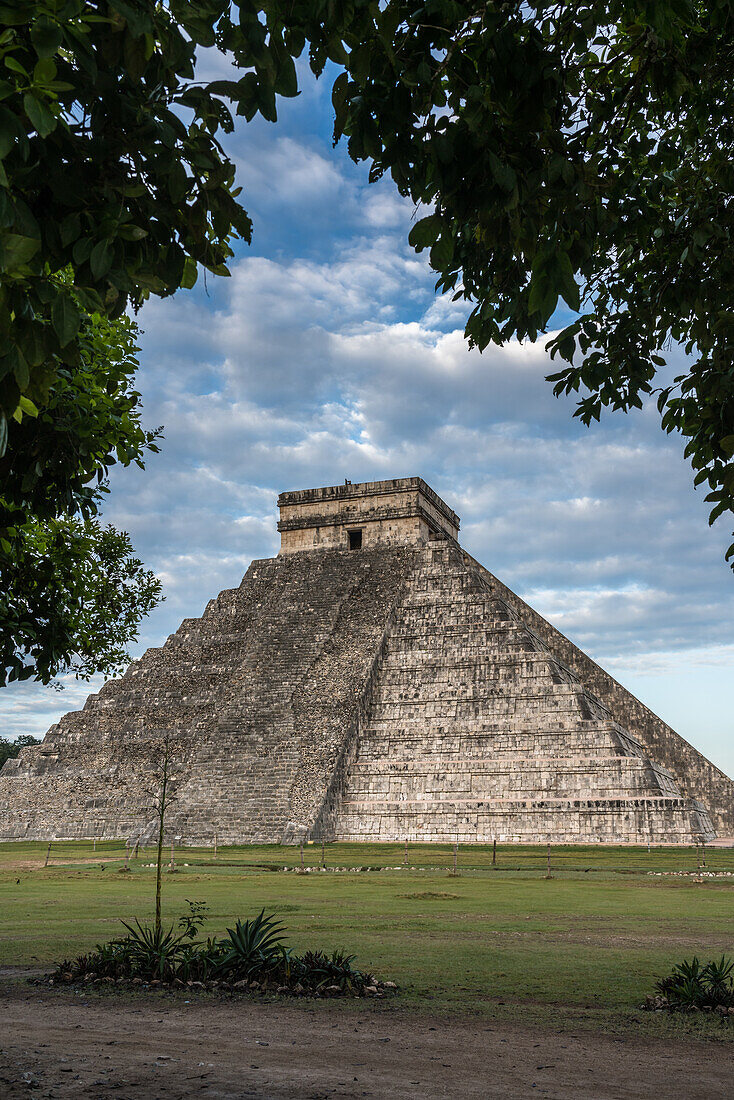 El Castillo oder der Tempel von Kukulkan ist die größte Pyramide in den Ruinen der großen Maya-Stadt Chichen Itza, Yucatan, Mexiko. Die prähispanische Stadt Chichen-Itza gehört zum UNESCO-Weltkulturerbe.