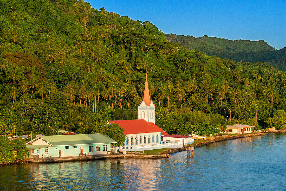Kirche in der Bucht von Haamene in Tahaa, Französisch-Polynesien, Gesellschaftsinseln, Pazifische Inseln, Pazifik.