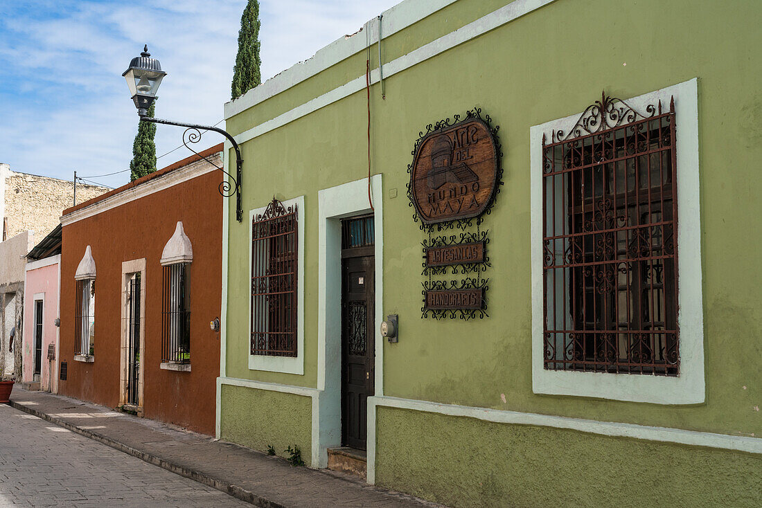 Bemalte spanische Kolonialgebäude auf der Calzada de los Frailes in Valladolid, Yucatan, Mexiko.
